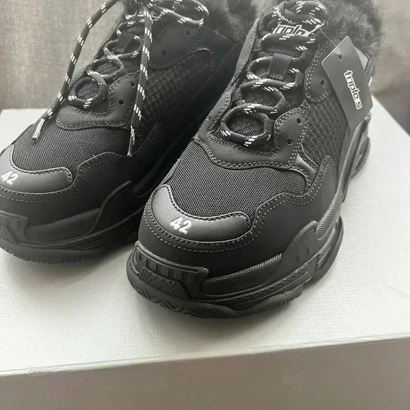 Balenciaga
Triple S Sneaker Fake Fur - Picture 2 of 5
